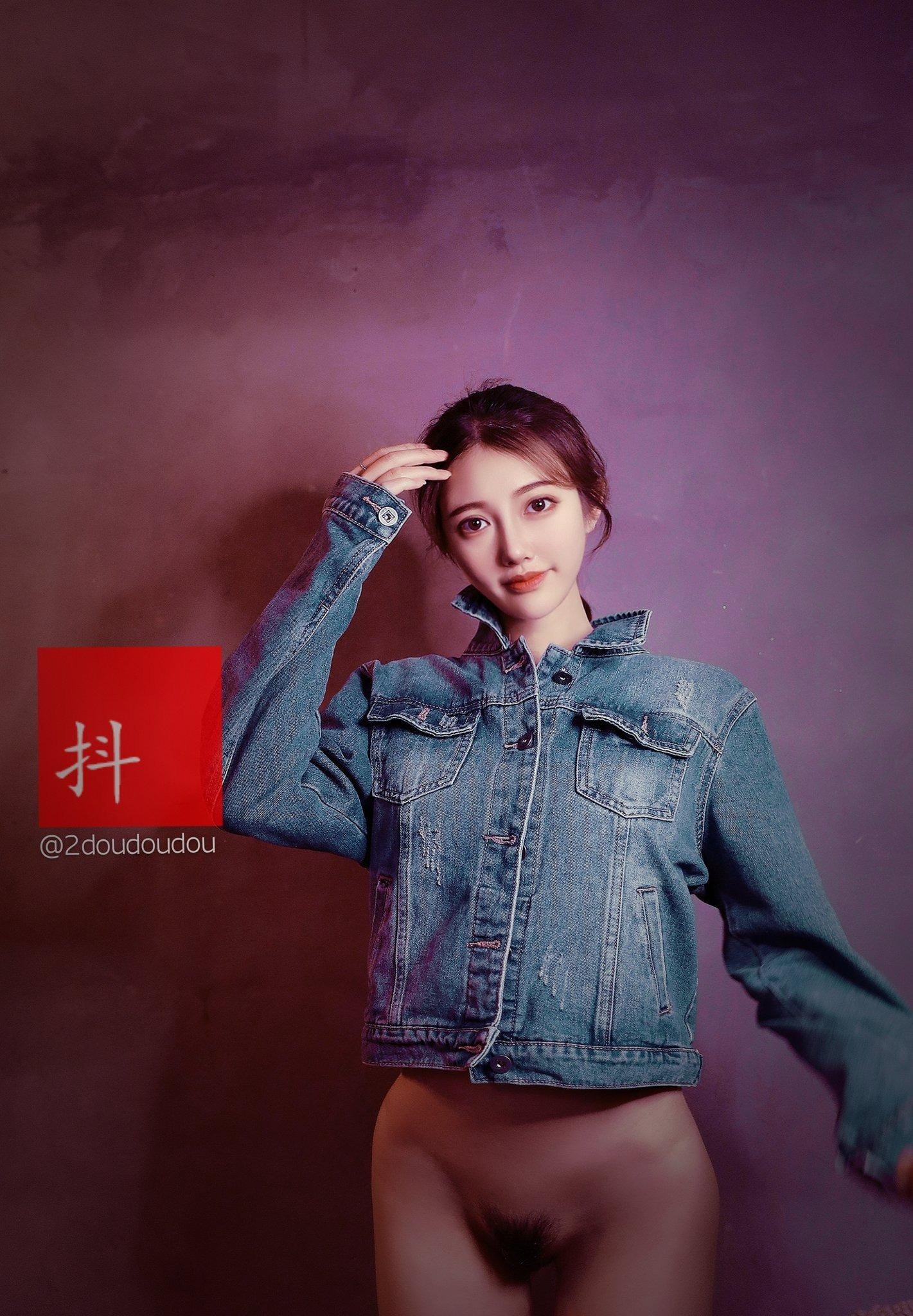 抖叔紧身毛衣展现质感御姐白嫩肌肤姿态